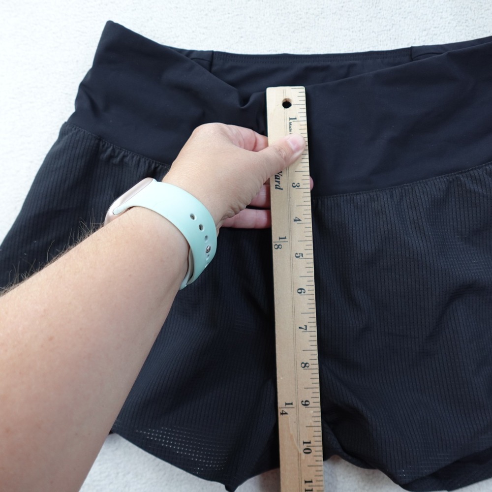 On Cloud Running Race Shorts Womens Small Black NWT 215.00132 Lined Running - Picture 12 of 13
